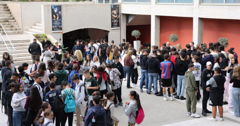 Κρήτη | 700 μαθητές άκουσαν για το έργο του Μίκη Θεοδωράκη και μυήθηκαν στον κόσμο της Συμφωνικής Μουσικής