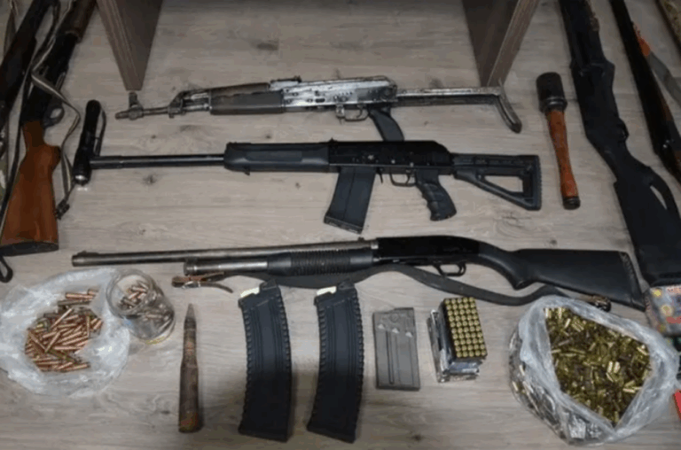 Ρέθυμνο: «Οπλοστάσιο» με πολεμικά τυφέκια, ξίφη και χειροβομβίδα-μαϊμού σε έφοδο της ΕΛ.ΑΣ. – Πέντε συλλήψεις