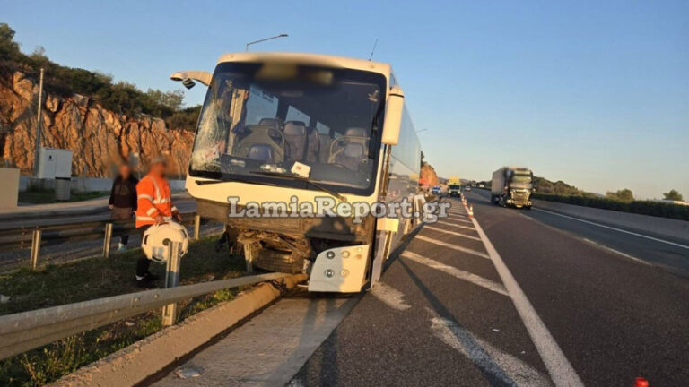 Τουριστικό λεωφορείο καρφώθηκε στο διάζωμα της εθνικής χωρίς θύματα