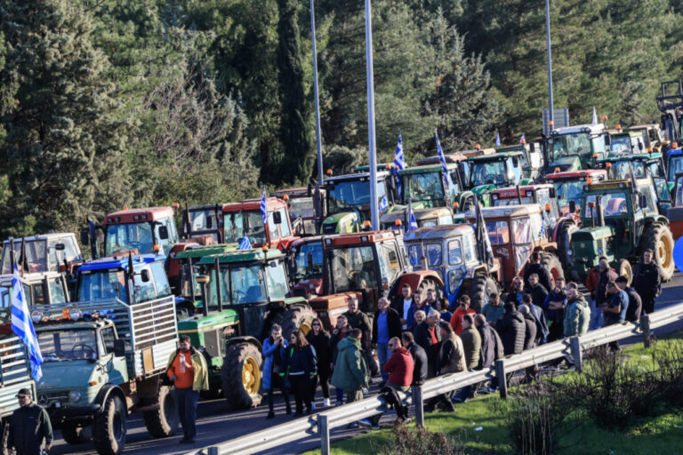 «Η χώρα σε ασφυξία: Αγρότες υψώνουν τείχος από τρακτέρ – Μπλόκα παντού, προειδοποιούν για “καμία υποχώρηση”»