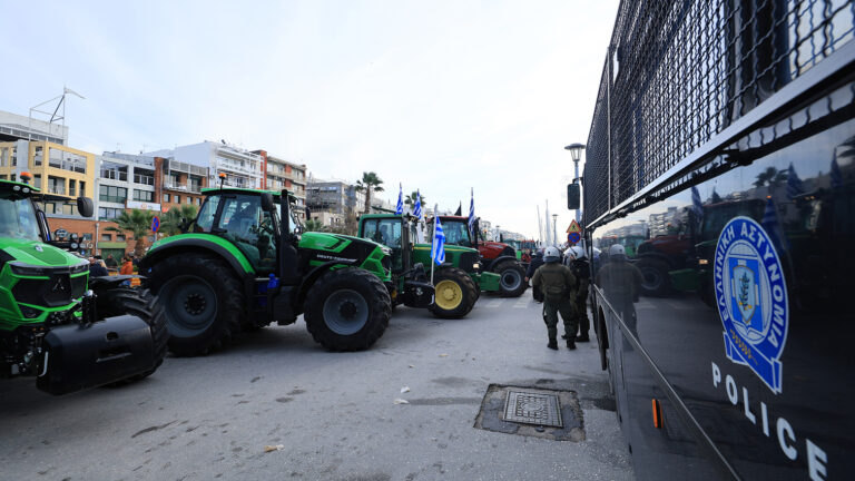 «Σε πολιορκία ο Βόλος: Αγρότες, κτηνοτρόφοι και ψαράδες σφραγίζουν το λιμάνι – Η φωτιά των μπλόκων ανάβει σε όλη τη χώρα»