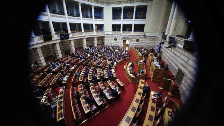 «Σφοδρές αντιπαραθέσεις στη Βουλή για τον προϋπολογισμό του 2026»