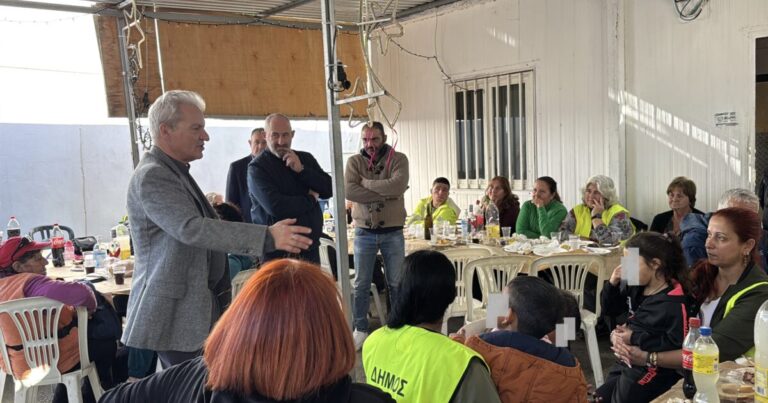 Παραμονή Χριστουγέννων μαζί με τους εργαζομένους στο οδοκαθαρισμό ο Δήμαρχος Ηρακλείου Αλέξης Καλοκαιρινός