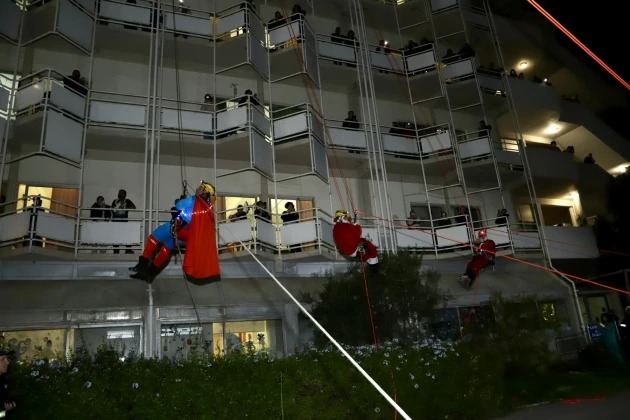 Ηράκλειο | Άγιο Βασίληδες και Σούπερ Ήρωες Πυροσβέστες κοντά στους μικρούς νοσηλευόμενους στο Βενιζέλειο