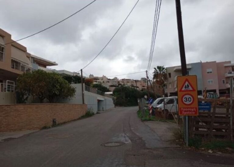 Κρήτη | Μπαλοθιές σε κοινωνική εκδήλωση στο Ηράκλειο: Βολίδα καρφώθηκε σε κατοικία – Δείτε εικόνες