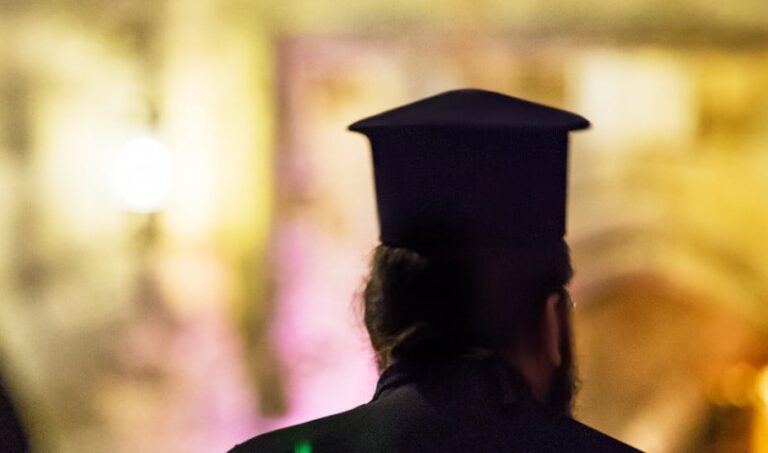 Κρήτη | 43χρονη στέλνει Ιερέα στα δικαστήρια επειδή δεν πέτυχε το προξενιό 