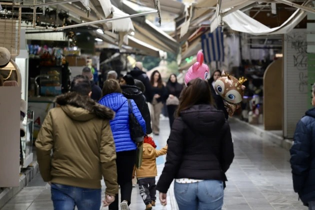 Σε εορταστικούς ρυθμούς το κέντρο του Ηρακλείου – Πλημμυρισμένη από κόσμο η αγορά