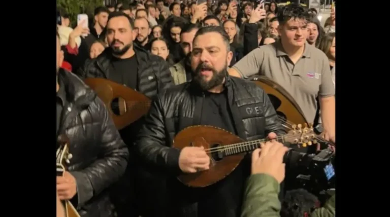 «Αυτή είναι η Κρήτη, όλα τα άλλα είναι για τις εκπομπές» – Φοιτητές ξεσήκωσαν την Αθήνα με καντάδα στους δρόμους του κέντρου | Video