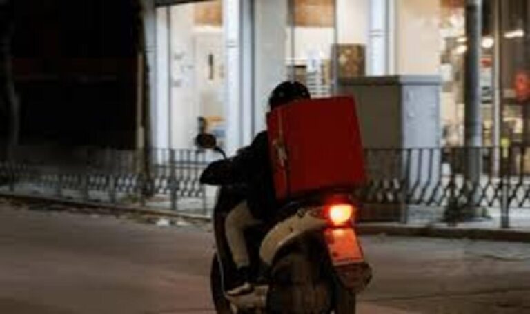 Σοκ στη Νίκαια: ΙΧ παρέσυρε διανομέα και μετά τον ξυλοκόπησε – ο δράστης εξαφανίστηκε