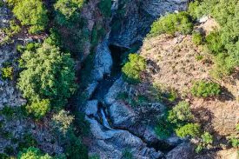 «Μάχη με τον χρόνο στα Αστερούσια – Σε εξέλιξη τo θρίλερ διάσωσης τραυματία αναρριχητή στον καταρράκτη Αμπά»
