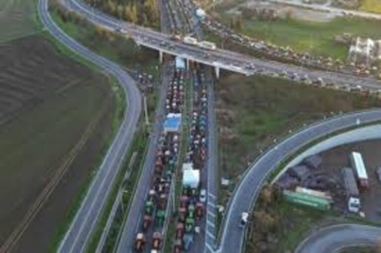 Μπλόκα σε αναβρασμό: Οι αγρότες απορρίπτουν τις εξαγγελίες και «ζυγίζουν» διάλογο ή κλιμάκωση στις Σέρρες