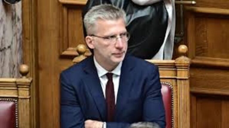 «Αγροτικό Grexit» στη Βουλή: Σκέρτσος–αντιπολίτευση στα χαρακώματα για ΟΠΕΚΕΠΕ και μπλόκα