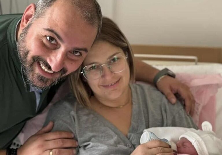 Κρήτη | «Γύρισα το κάθισμα και απλά τράβηξα το παιδί» λέει η μητέρα που γέννησε μέσα στο αυτοκίνητο