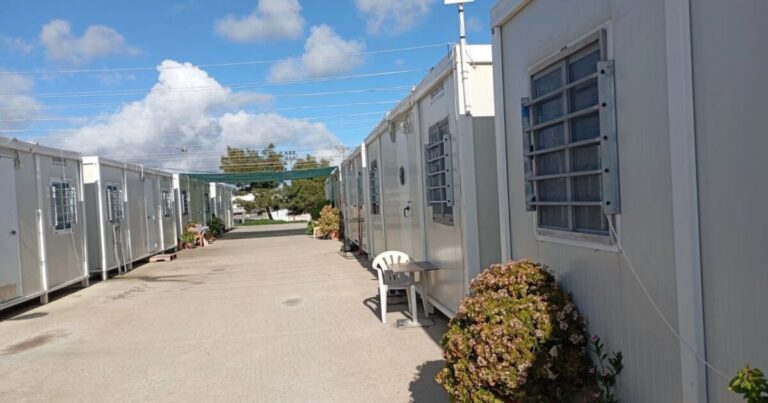 Αρκαλοχώρι: Πέμπτος χειμώνας στα «κουτιά» της ντροπής – Χριστούγεννα με υγρασία και ξεχασμένες υποσχέσεις