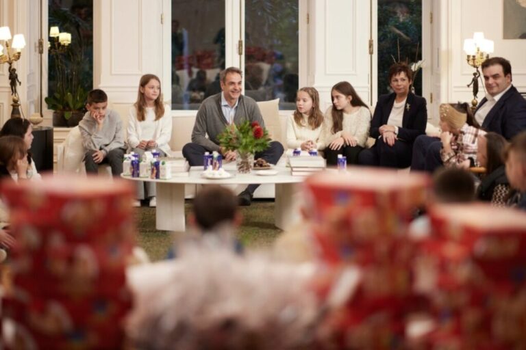 Μαθητές από τη Θράκη στο Μαξίμου: Επίσκεψη και ξενάγηση από τον πρωθυπουργό