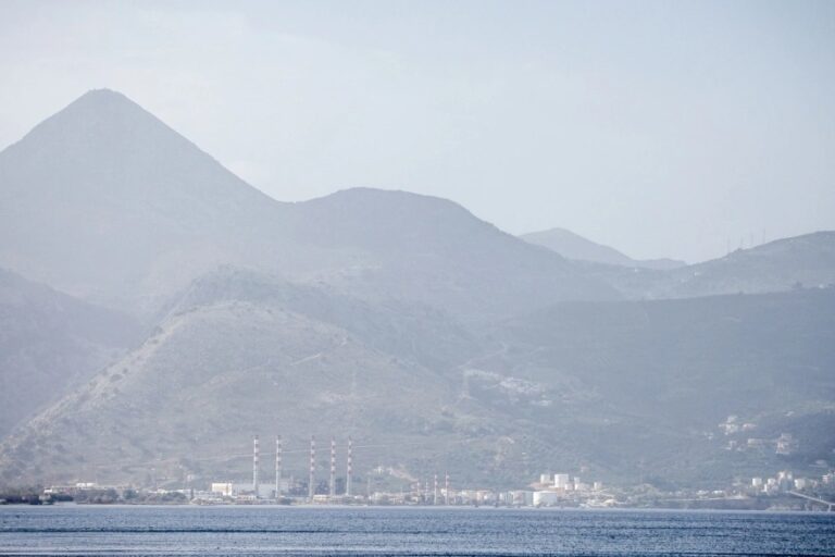 “Πνίγεται” από την αφρικανική σκόνη το Ηράκλειο – Έπεσε τοίχος από τους θυελλώδεις ανέμους | Photos