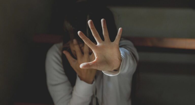 Κρήτη | 31χρονη κατήγγειλε τον σύζυγο και την πεθερά της ότι την κλείδωσαν σε σπίτι για τρεις μέρες