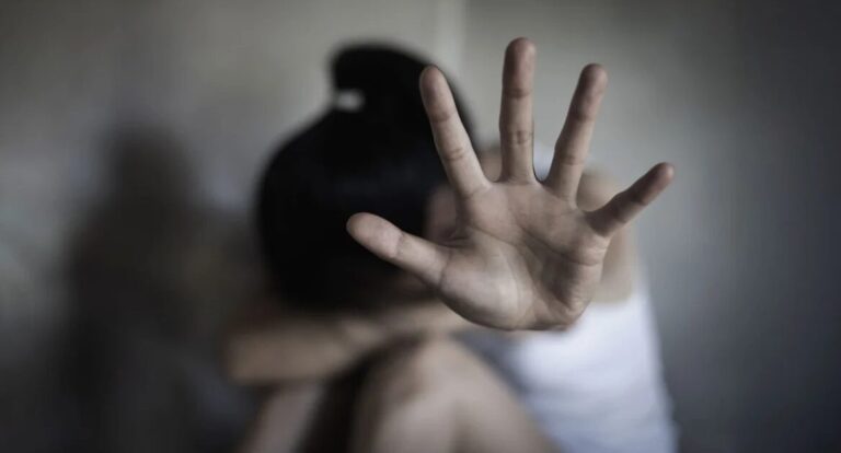 Κρήτη | Σοκάρει ο αδελφός των κοριτσιών που κακοποιούνταν από τους γονείς τους: «Ο πατέρας μου τα έκανε όλα»