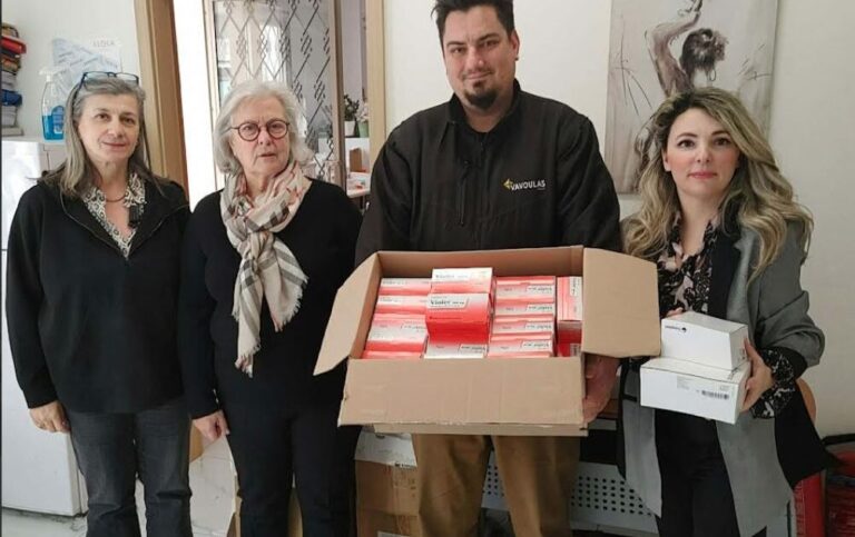 Προσφορά φαρμάκων από το Κοινωνικό Φαρμακείο του Δήμου Ηρακλείου στον Παγκρήτιο Σύλλογο Ουκρανών «ΛΕΛΕΚΙ»