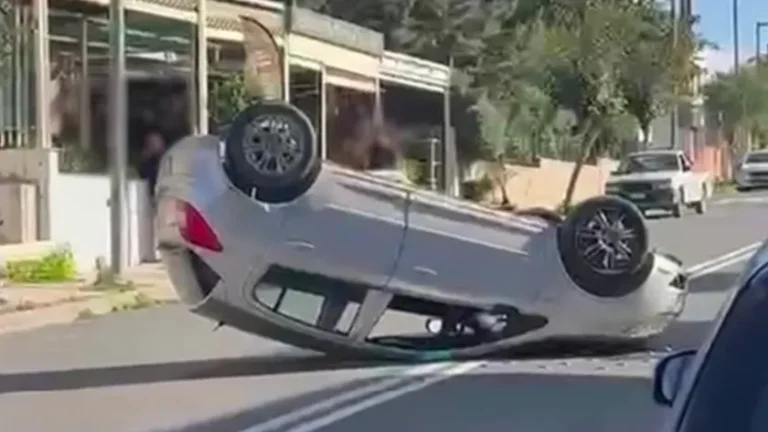 Νέο τροχαίο στο Ηράκλειο: Αυτοκίνητο «τούμπαρε» στη μέση του δρόμου | Video