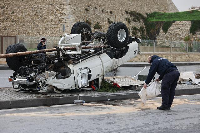 Κρήτη | Τροχαίο σε παραλιακό δρόμο: Τούμπαρε αγροτικό | Photos