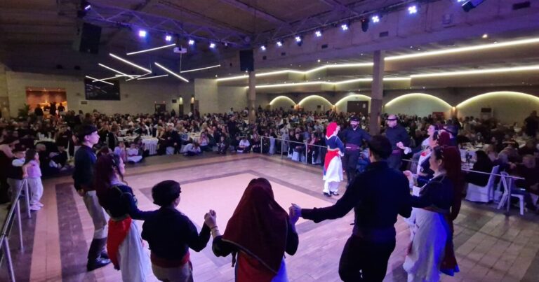 Ρεκόρ προσέλευσης στον ετήσιο χορό Συλλόγου Κρητικών Ημαθίας και κέφι μέχρι το πρωί με τον Γρηγόρη Σαμόλη και το συγκρότημά του