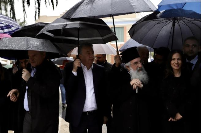 25η Μαρτίου στο Ηράκλειο: Κατάθεση στεφάνων υπό καταρρακτώδη βροχή – Τίμησαν τους ήρωες του ’21 | Photos