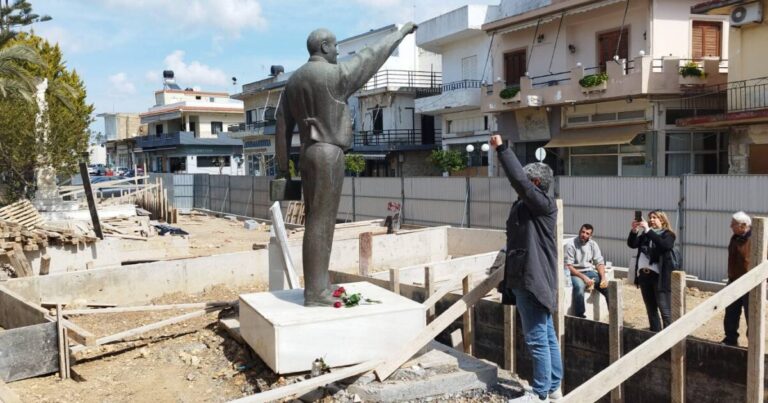 Ηράκλειο | Τρία κόκκινα γαρύφαλλα στη μνήμη του Ναπολέοντα Σουκατζιδη, ενός από τους 200 που εκτελέστηκαν στην Καισαριανή