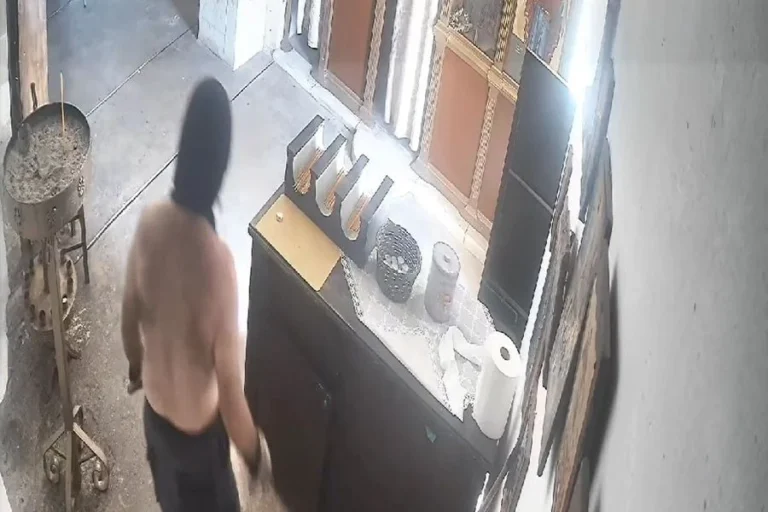 Ημίγυμνος άνδρας κλέβει εκκλησία στο Ηράκλειο – Kαρέ καρέ οι κινήσεις του | Video