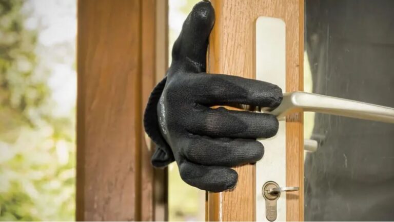 Κρήτη | Μπούκαρε σε σπίτι και πήρε μετρητά, κοσμήματα και την… ενδοεπικοινωνία