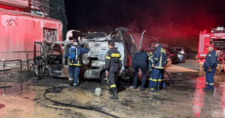 Κρήτη | Μεγάλες ζημιές σε δύο σταθμευμένα αυτοκίνητα μετά από φωτιά – Δείτε βίντεο