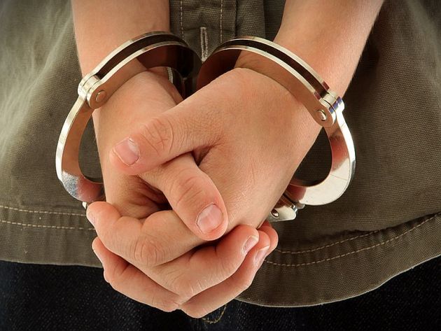 Κρήτη | Χειροπέδες σε 15χρονο που κυκλοφορούσε με αυτοκίνητο και πιστόλι – Συνελήφθη και ο πατέρας του