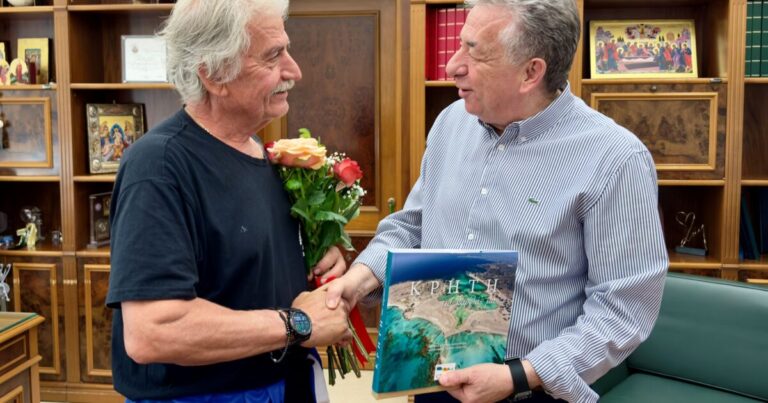 Συνάντηση Σταύρου Αρναουτάκη με τον αθλητή υπεραποστάσεων Θεοχάρη Αθητάκη που διάνυσε 153 χιλιόμετρα στη μνήμη της μάχης στην Κράπη