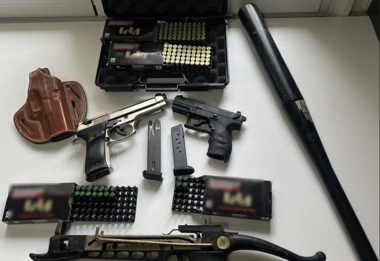 Κρήτη | Οι μπαλωθιές αποκάλυψαν πιστόλια, βαλλίστρα και μεταλλικό ρόπαλο | Photo