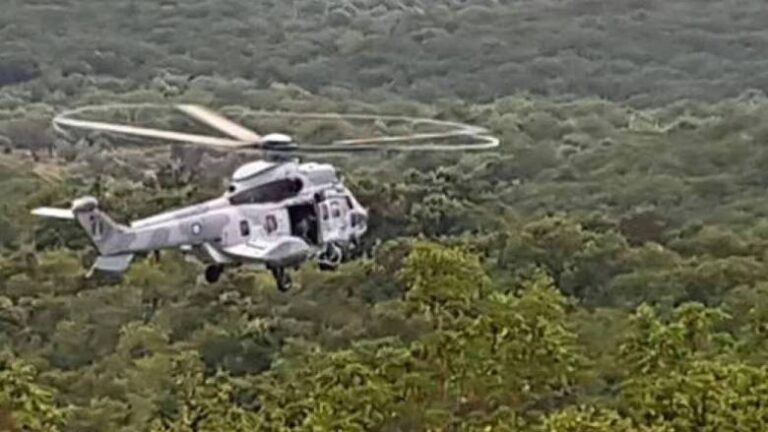 Συναγερμός στην Πολεμική Αεροπορία: Αναγκαστική προσγείωση ελικοπτέρου στην Κρήτη – “Έκατσε” σε μία ελιά – Δείτε φωτογραφίες από το σημείο