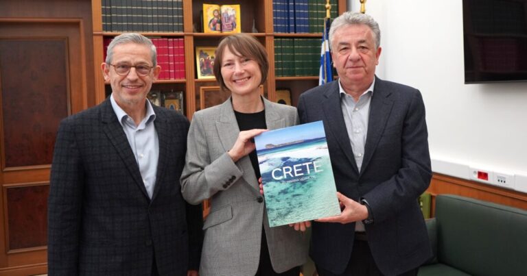 Ηράκλειο | Οι εξελίξεις στον τουρισμό στη συνάντηση Αρναουτάκη με την Πρέσβη της Φινλανδίας