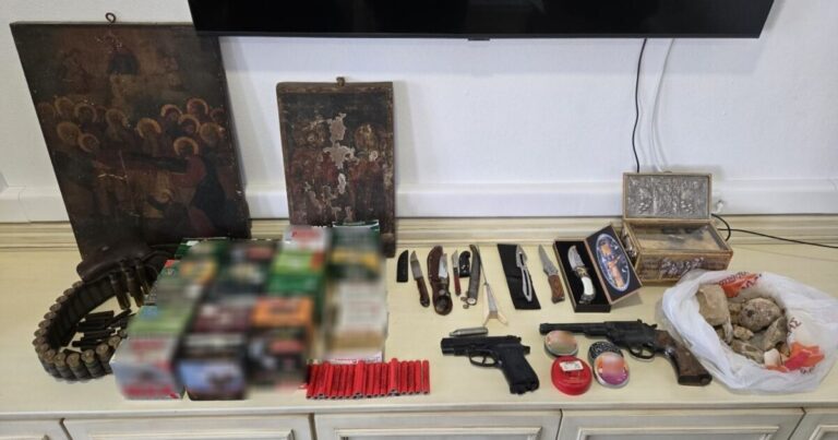 Κρήτη | Πήγαν για υπόθεση ενδοοικογενειακής βίας και ανακάλυψαν ολόκληρο οπλοστάσιο – Μέχρι και οστεοφυλάκιο με λείψανα είχε 60χρονος | Photos