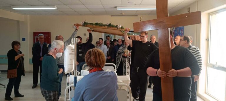 Συγκίνηση και κατάνυξη στο ΠΑΓΝΗ κατά τη περιφορά του Επιταφίου | Photos