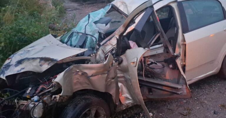 Σοβαρό τροχαίο στην Κρήτη – Αυτοκίνητο “καρφώθηκε” σε στύλο της ΔΕΗ | Photo