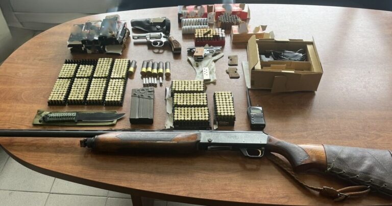 Κρήτη | Χειροπέδες σε 81χρονο και 36χρονο μετά από μπαλωθιές – Όπλα, φυσίγγια και ασύρματο βρήκαν στα σπίτια τους