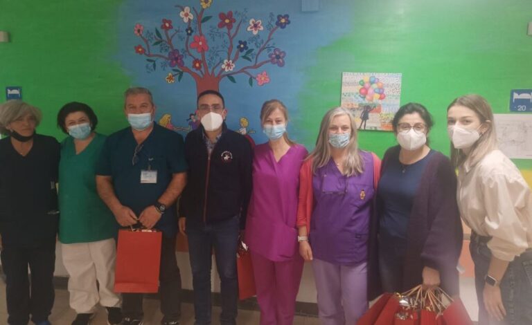 Κρήτη | Λαμπάδες και γλυκά στα παιδιά του ΠΑΓΝΗ: Πρωτοβουλία αλληλεγγύης από το Σωματείο Εργαζομένων | Photos