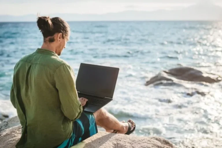 «Ξεχνάνε» να φύγουν: Παράδεισος για τους ψηφιακούς νομάδες η Κρήτη – Τι τους “τραβάει” στο νησί