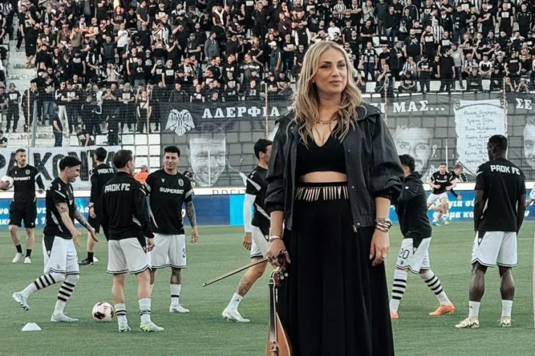 Η Γεωργία Νταγάκη μάγεψε με τη λύρα της τους φιλάθλους πριν την έναρξη του τελικού Κυπέλλου Ελλάδας