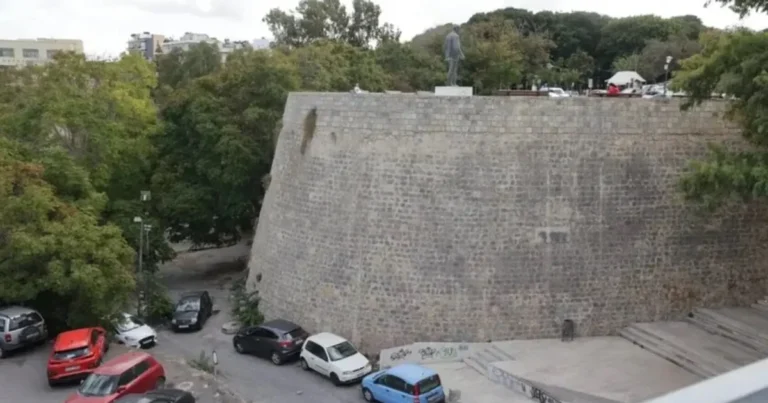 Ηράκλειο: Σε κρίσιμη κατάσταση ηλικιωμένος που έπεσε από το άγαλμα του Βενιζέλου στα ενετικά τείχη