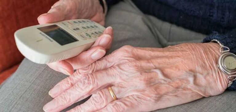 Κρήτη | «Γιαγιά χρωστάς!» – Απατεώνας παρίστανε τον λογιστή και έκανε γιαγιά να πετάξει από μπαλκόνι 1.500 ευρώ μετρητά και κοσμήματα 5.000 ευρώ