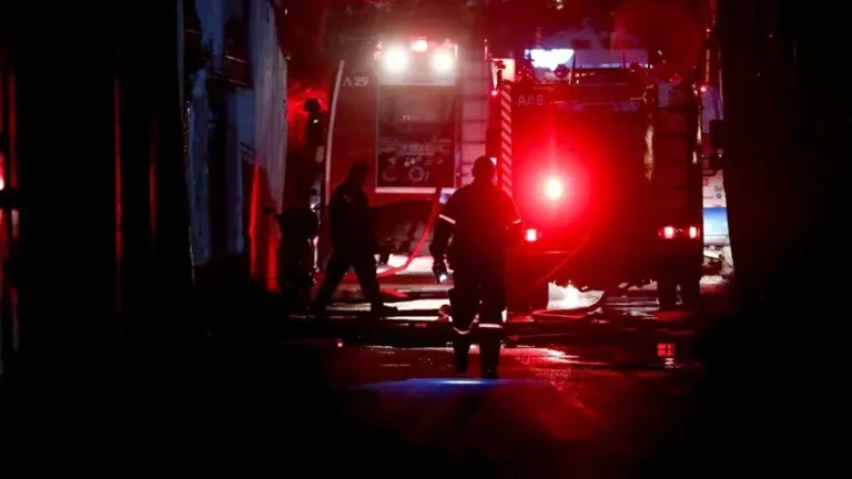 Συναγερμός στην Πυροσβεστική – Φωτιά σε απορρίματα επεκτάθηκε σε αυτοκίνητο