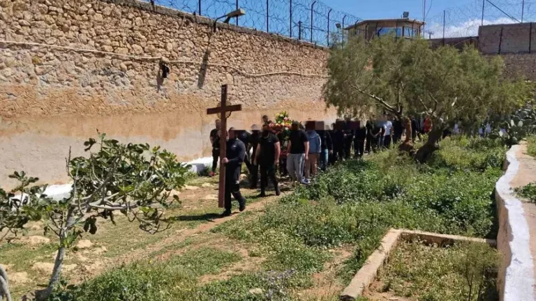 Κρήτη | Μεγάλη Παρασκευή πίσω από τα κάγκελα! Η συγκινητική περιφορά του Επιταφίου στις φυλακές Νέας Αλικαρνασσού