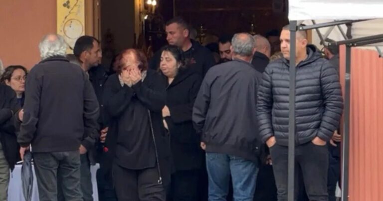 Κρήτη | Θρήνος και οργή στην κηδεία της Ελευθερίας, τραγικές φιγούρες τα παιδιά της – «Μία γυναίκα δεν έχει το δικαίωμα να ζήσει επειδή χώρισε;»