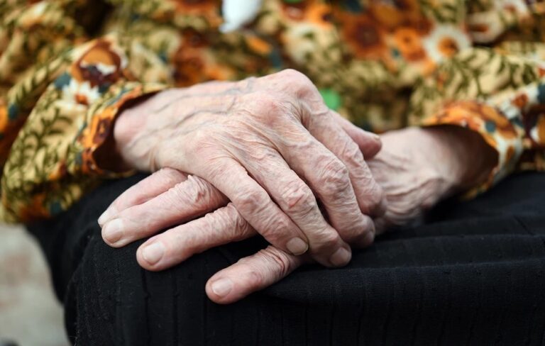 Κρήτη | Στο δικαστήριο η ηλικιωμένη που έβαλε φωτιά στο σπίτι που ζούσε με τον κατάκοιτο σύζυγό της για να βάλει τέλος στο μαρτύριο που βίωναν