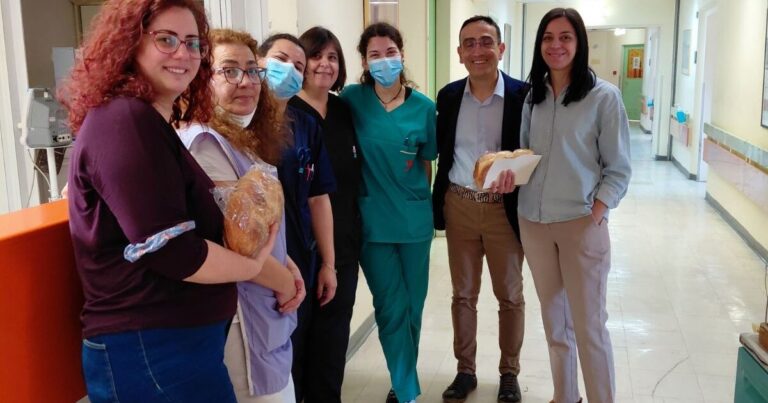 ΠΑΓΝΗ: Πασχαλινά τσουρέκια και ευχές στους «ήρωες» της πρώτης γραμμής από το Σωματείο Εργαζομένων